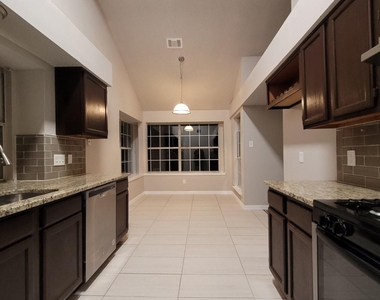 8006 Yacht Club Drive - Photo Thumbnail 4