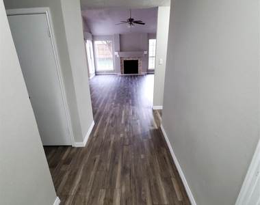 8006 Yacht Club Drive - Photo Thumbnail 6