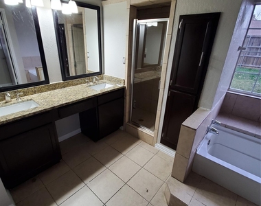 8006 Yacht Club Drive - Photo Thumbnail 12
