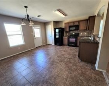 231 Belford Street S - Photo Thumbnail 2