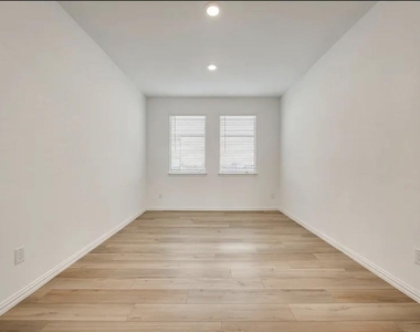 3101 Paruament Drive - Photo Thumbnail 9