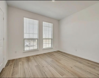 3101 Paruament Drive - Photo Thumbnail 4