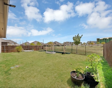 3101 Paruament Drive - Photo Thumbnail 12