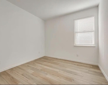 3101 Paruament Drive - Photo Thumbnail 8