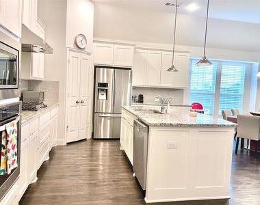524 Wiltshire Boulevard - Photo Thumbnail 2