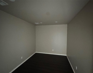 4107 N Council Road - Photo Thumbnail 4