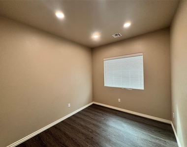 4107 N Council Road - Photo Thumbnail 16