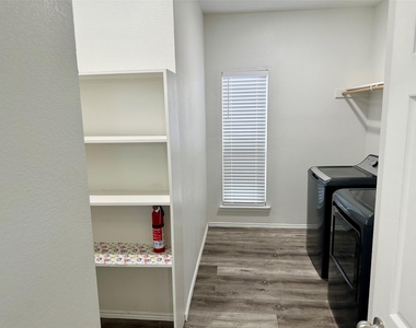 9756 Old Field Drive - Photo Thumbnail 7