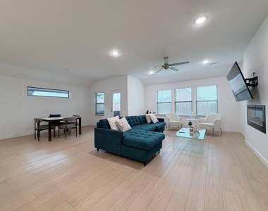 670 Parkside Drive - Photo Thumbnail 2