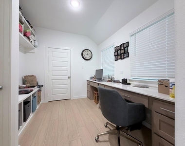 670 Parkside Drive - Photo Thumbnail 15