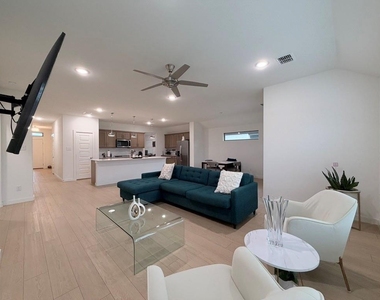 670 Parkside Drive - Photo Thumbnail 4