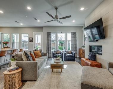 4125 Entrada Way - Photo Thumbnail 3