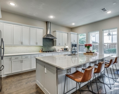 4125 Entrada Way - Photo Thumbnail 8