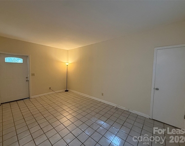 900 Lexington Avenue - Photo Thumbnail 2
