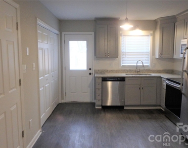605 W Crowell Street - Photo Thumbnail 5