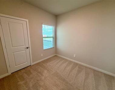 300 Winchester Lane - Photo Thumbnail 5
