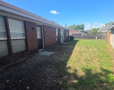 3021 Lawndale Drive - Photo Thumbnail 16