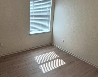 6001 Garden View Drive - Photo Thumbnail 16