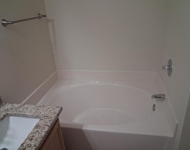 6001 Garden View Drive - Photo Thumbnail 10