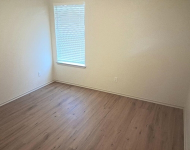 6001 Garden View Drive - Photo Thumbnail 13