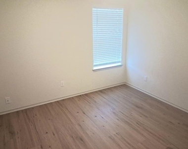 6001 Garden View Drive - Photo Thumbnail 17