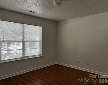 1404 Jordans Pond Lane - Photo Thumbnail 11