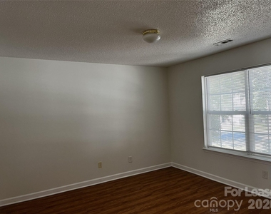 1404 Jordans Pond Lane - Photo Thumbnail 5
