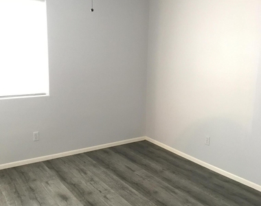 17407 N 28th Avenue - Photo Thumbnail 21