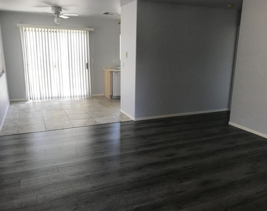 17407 N 28th Avenue - Photo Thumbnail 3
