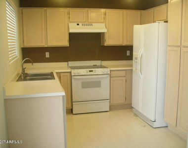 17407 N 28th Avenue - Photo Thumbnail 7