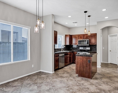 2886 N Paisley Avenue - Photo Thumbnail 7