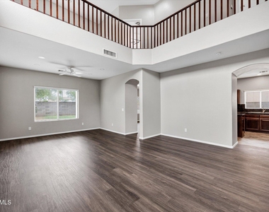 2886 N Paisley Avenue - Photo Thumbnail 11