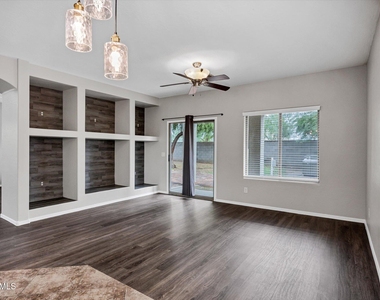 2886 N Paisley Avenue - Photo Thumbnail 10