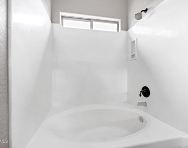 2886 N Paisley Avenue - Photo Thumbnail 20