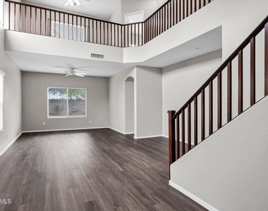 2886 N Paisley Avenue - Photo Thumbnail 12