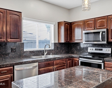 2886 N Paisley Avenue - Photo Thumbnail 5