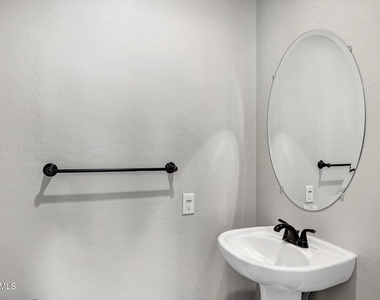 2886 N Paisley Avenue - Photo Thumbnail 15