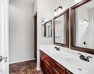 2886 N Paisley Avenue - Photo Thumbnail 19
