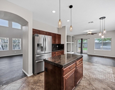 2886 N Paisley Avenue - Photo Thumbnail 3