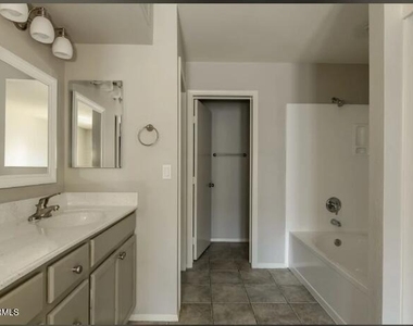 7643 W Beryl Avenue - Photo Thumbnail 11
