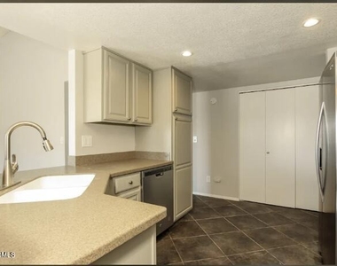 7643 W Beryl Avenue - Photo Thumbnail 4