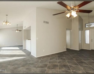 7643 W Beryl Avenue - Photo Thumbnail 2