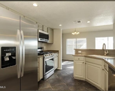 7643 W Beryl Avenue - Photo Thumbnail 5