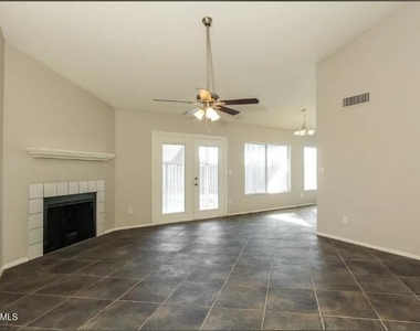 7643 W Beryl Avenue - Photo Thumbnail 3
