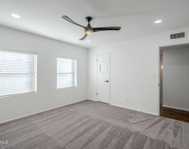 7654 E Minnezona Avenue - Photo Thumbnail 18