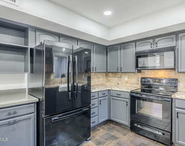 7654 E Minnezona Avenue - Photo Thumbnail 12