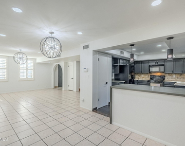7654 E Minnezona Avenue - Photo Thumbnail 10