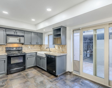 7654 E Minnezona Avenue - Photo Thumbnail 11