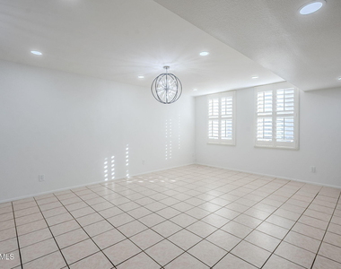 7654 E Minnezona Avenue - Photo Thumbnail 7