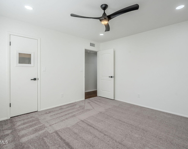 7654 E Minnezona Avenue - Photo Thumbnail 19